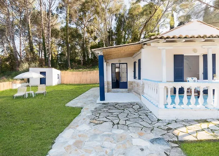 Blue House - Recently Renovated Dafnila