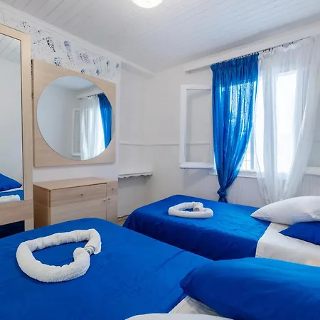 Blue House - Recently Renovated Dafnila