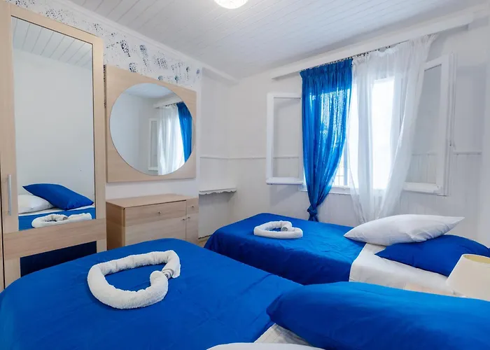 Blue House - Recently Renovated Dafnila